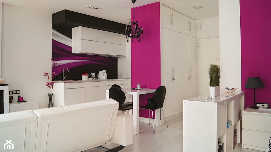 Eksplozja różu i złota - Mała otwarta z salonem z zabudowaną lodówką z podblatowym zlewozmywakiem kuchnia jednorzędowa, styl glamour - zdjęcie od Pracownia InSide