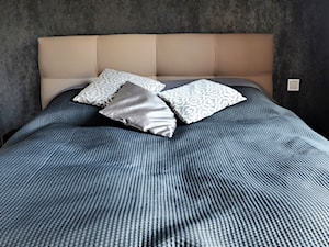Sypialnia w ciemnych kolorach - zdjęcie od Kavalerka Studio