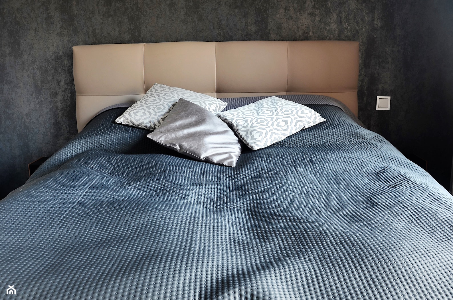 Sypialnia w ciemnych kolorach - zdjęcie od Kavalerka Studio - Homebook