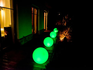 Świecące kule RGB - odrobina magii w twoim ogrodzie.
