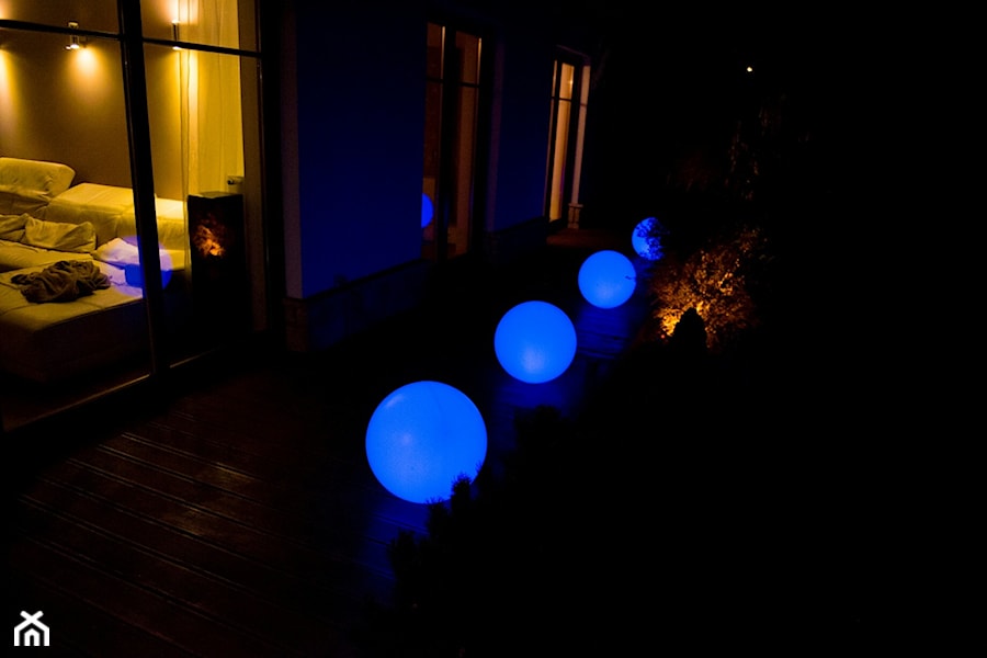 świecące kule RGB przed domem - Ekotechnik24.pl - zdjęcie od 4FunDesign