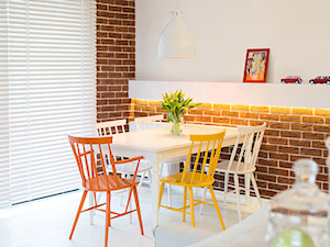 Mieszkanie w bieli - Średnia szara jadalnia jako osobne pomieszczenie, styl skandynawski - zdjęcie od Dessi