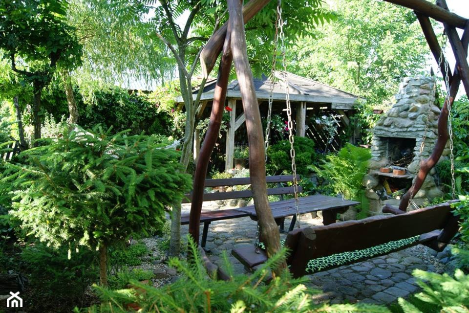Nasze miejsce na ziemi - Średni z kamienną nawierzchnią ogród tropikalny za domem z altaną z huśtawką - zdjęcie od slonko54 - Homebook