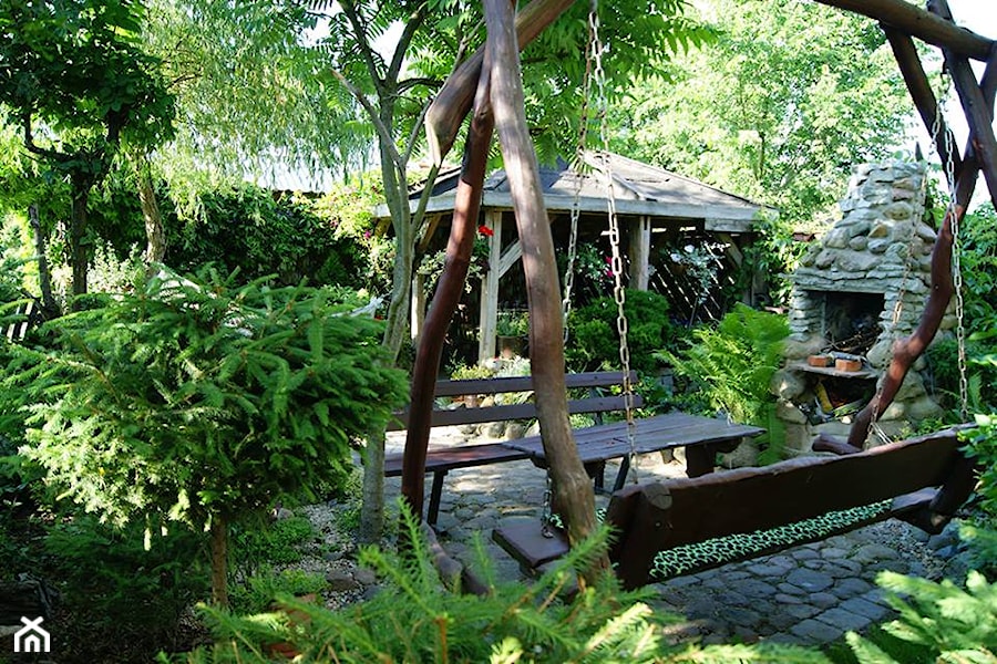 Nasze miejsce na ziemi - Średni z kamienną nawierzchnią ogród tropikalny za domem z altaną z huśtawką - zdjęcie od slonko54