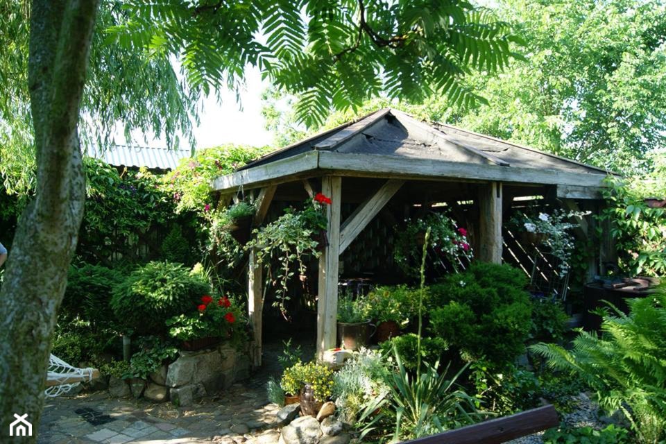 Nasze miejsce na ziemi - Średni z kamienną nawierzchnią ogród tropikalny za domem z altaną - zdjęcie od slonko54 - Homebook