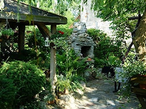 Nasze miejsce na ziemi - Średni z kamienną nawierzchnią ogród za domem z altaną - zdjęcie od slonko54