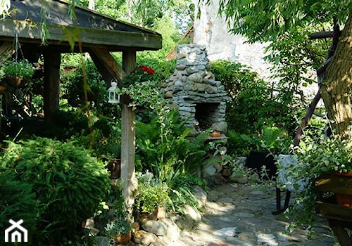 Nasze miejsce na ziemi - Średni z kamienną nawierzchnią ogród za domem z altaną - zdjęcie od slonko54