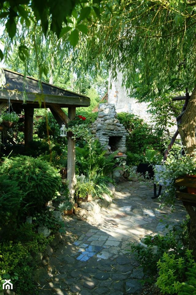 Nasze miejsce na ziemi - Średni z kamienną nawierzchnią ogród za domem z altaną - zdjęcie od slonko54 - Homebook