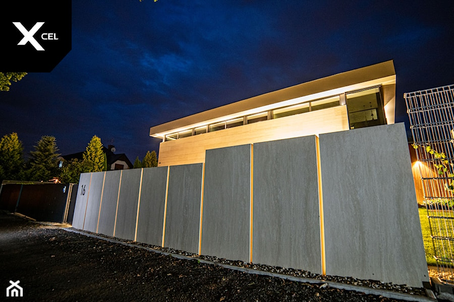Efektownie podświetlone ogrodzenie - zdjęcie od XCEL Ogrodzenia