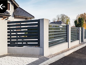 Schodkowe ogrodzenie aluminiowe w kolorze antracytowym - zdjęcie od XCEL Ogrodzenia