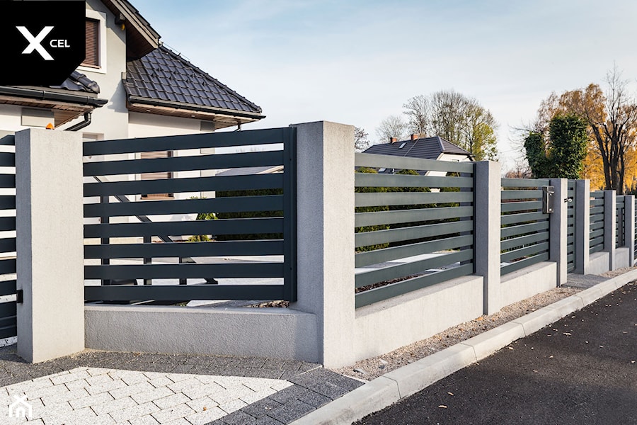 Schodkowe ogrodzenie aluminiowe w kolorze antracytowym - zdjęcie od XCEL Ogrodzenia