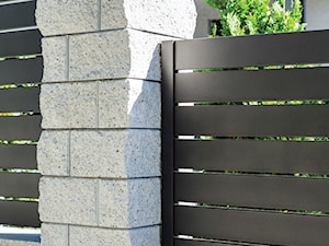 Antracytowe ogrodzenie aluminiowe ze słupkami z łupanych bloczków - zdjęcie od XCEL Ogrodzenia