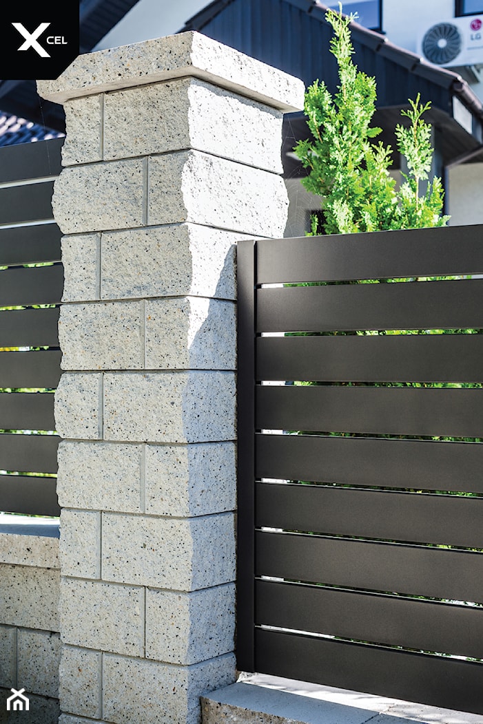 Antracytowe ogrodzenie aluminiowe ze słupkami z łupanych bloczków - zdjęcie od XCEL Ogrodzenia - Homebook