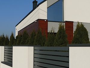 Ogrodzenie otaczające nowoczesny dom - zdjęcie od XCEL Ogrodzenia