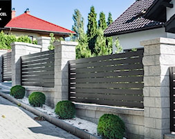 Antracytowe ogrodzenie aluminiowe montowane kaskadowo - zdjęcie od XCEL Ogrodzenia - Homebook