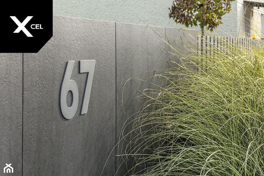 Minimalistyczny numer domu - zdjęcie od XCEL Ogrodzenia