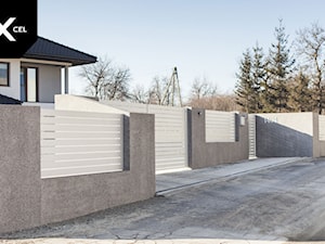 Nowoczesne ogrodzenie z szarymi murkami i białymi przęsłami aluminiowymi - zdjęcie od XCEL Ogrodzenia