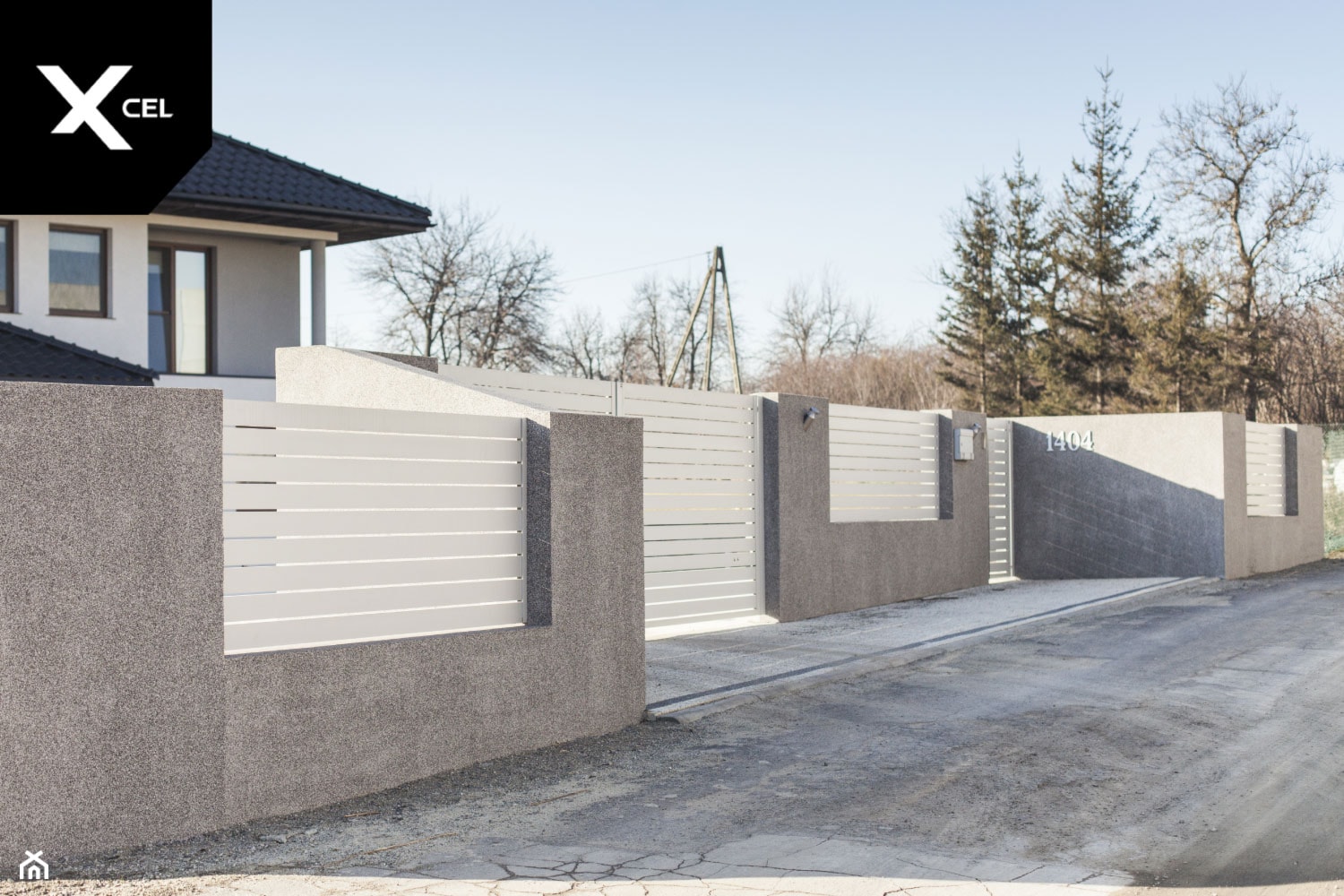Nowoczesne ogrodzenie z szarymi murkami i białymi przęsłami aluminiowymi - zdjęcie od XCEL Ogrodzenia - Homebook