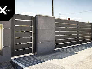 Nowoczesne ogrodzenie z betonu architektonicznego i aluminium - zdjęcie od XCEL Ogrodzenia
