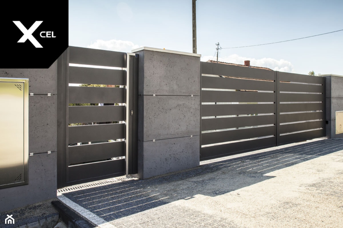 Nowoczesne ogrodzenie z betonu architektonicznego i aluminium - zdjęcie od XCEL Ogrodzenia - Homebook