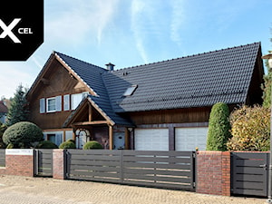 Past and Present. Ogrodzenie aluminiowe wokół domu o tradycyjnej elewacji - Ogród, styl tradycyjny - zdjęcie od XCEL Ogrodzenia