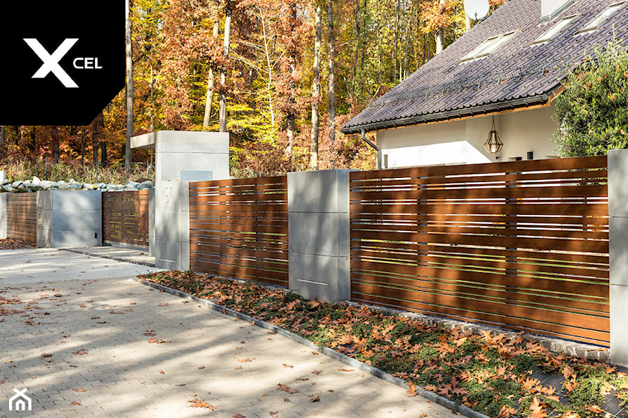 Poziome ogrodzenie aluminiowe z betonowymi murkami - zdjęcie od XCEL Ogrodzenia