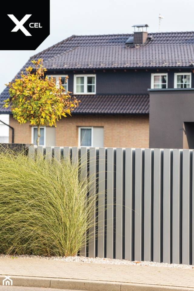 Pionowe ogrodzenie w kolorze szarym - zdjęcie od XCEL Ogrodzenia - Homebook