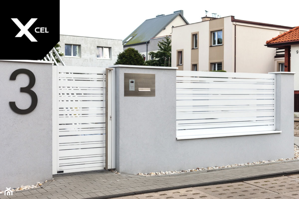 Nowoczesne ogrodzenie aluminiowe z biała furtką - zdjęcie od XCEL Ogrodzenia - Homebook
