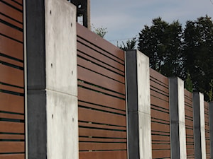 Nowoczesne ogrodzenie z betonu i drewnopodobnego aluminium - zdjęcie od XCEL Ogrodzenia