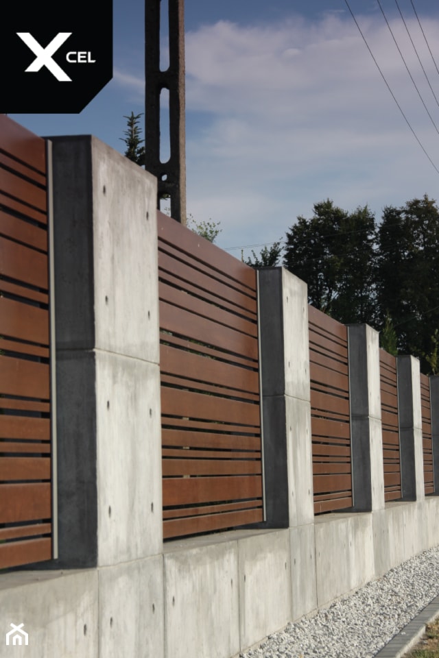 Nowoczesne ogrodzenie z betonu i drewnopodobnego aluminium - zdjęcie od XCEL Ogrodzenia