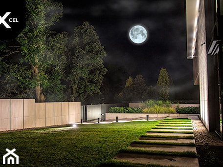 Aranżacje wnętrz - Ogród: Pełnia księżyca nad nowoczesnym ogrodzeniem - XCEL Ogrodzenia. Przeglądaj, dodawaj i zapisuj najlepsze zdjęcia, pomysły i inspiracje designerskie. W bazie mamy już prawie milion fotografii!