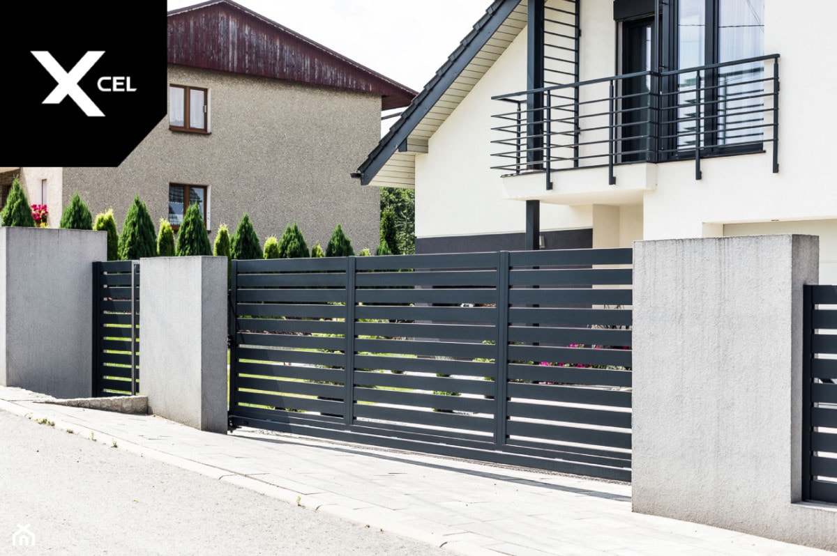 Grafitowe ogrodzenie aluminiowe z bramą przesuwną - zdjęcie od XCEL Ogrodzenia - Homebook