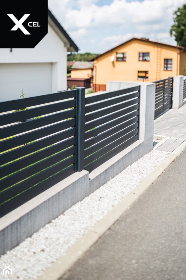 Grafitowe ogrodzenie aluminiowe - zdjęcie od XCEL Ogrodzenia - Homebook
