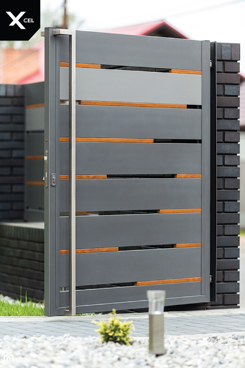 Ogrodzenie aluminiowe z nowoczesną furtką - zdjęcie od XCEL Ogrodzenia