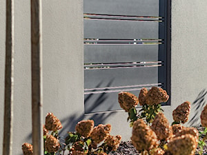 Nowoczesne ogrodzenie aluminiowe w odcieniach szarości - zdjęcie od XCEL Ogrodzenia