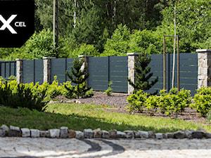 Antracytowe ogrodzenie aluminiowe z kamiennymi murkami - zdjęcie od XCEL Ogrodzenia
