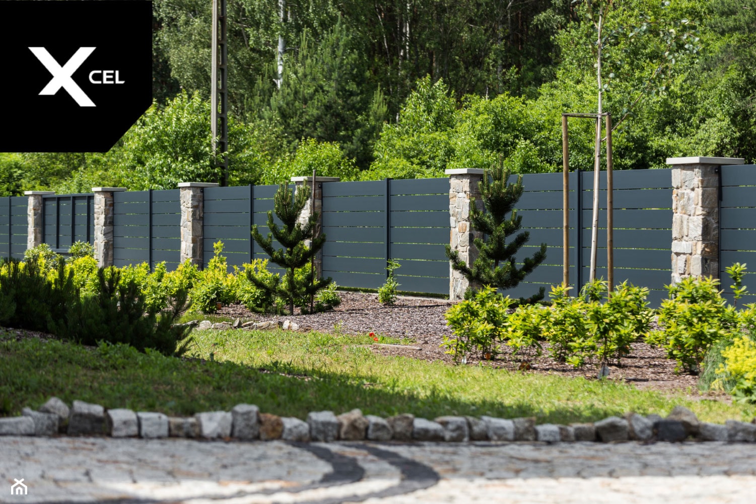 Antracytowe ogrodzenie aluminiowe z kamiennymi murkami - zdjęcie od XCEL Ogrodzenia - Homebook