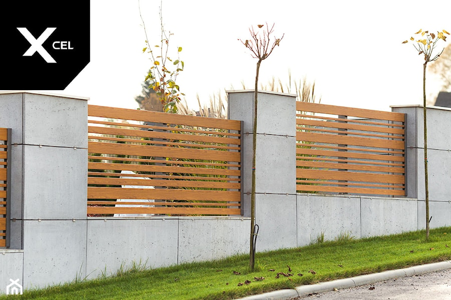 Ogrodzenie z betonu architektonicznego i drewnopodobnego aluminium - zdjęcie od XCEL Ogrodzenia