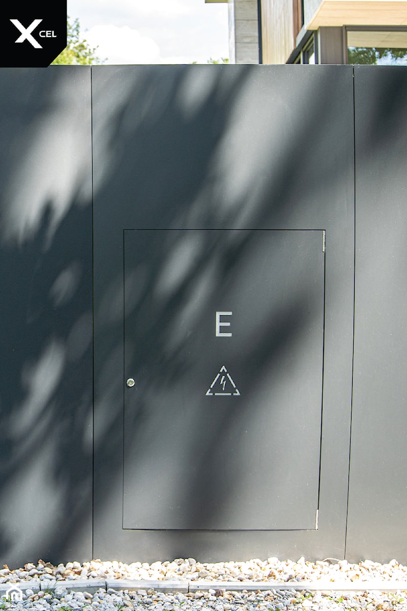 Ogrodzenie z wkomponowaną skrzynką elektryczną - zdjęcie od XCEL Ogrodzenia