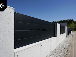 Nowoczesne ogrodzenie aluminiowe w kolorze czarnym - zdjęcie od XCEL Ogrodzenia