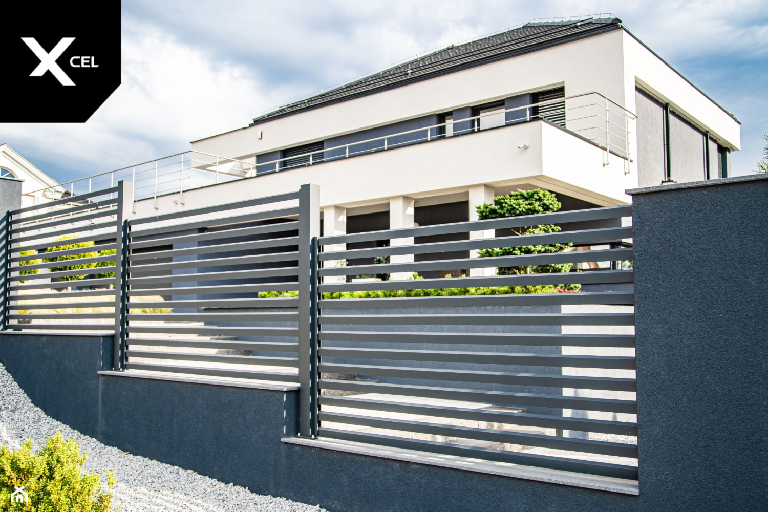 Grafitowe ogrodzenie aluminiowe - zdjęcie od XCEL Ogrodzenia - Homebook