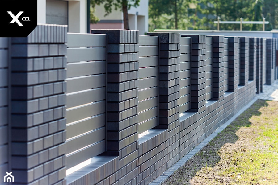 Ogrodzenie aluminiowe z murkami z cegły klinkierowej - zdjęcie od XCEL Ogrodzenia