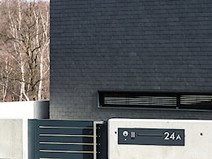 Nowoczesna, minimalistyczna furtka aluminiowa - zdjęcie od XCEL Ogrodzenia