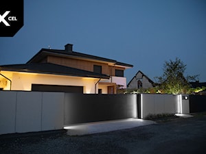 Nowoczesne ogrodzenie z efektownym oświetleniem - zdjęcie od XCEL Ogrodzenia