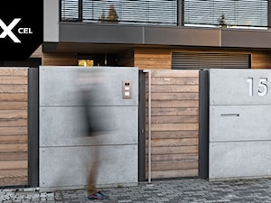 Wood and Concrete. Nowoczesne ogrodzenie marki Xcel - zdjęcie od XCEL Ogrodzenia