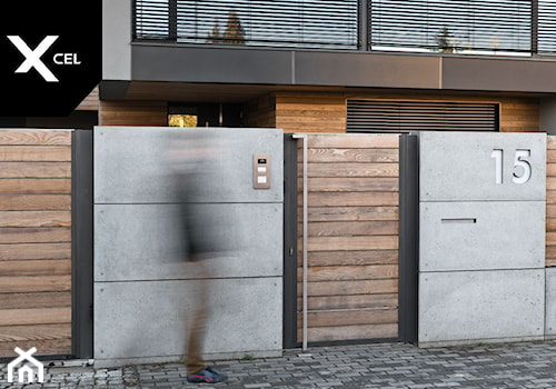 Wood and Concrete. Nowoczesne ogrodzenie marki Xcel - zdjęcie od XCEL Ogrodzenia