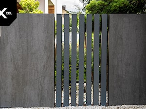 Pionowe ogrodzenie aluminiowe w kolorze grafitowym - zdjęcie od XCEL Ogrodzenia