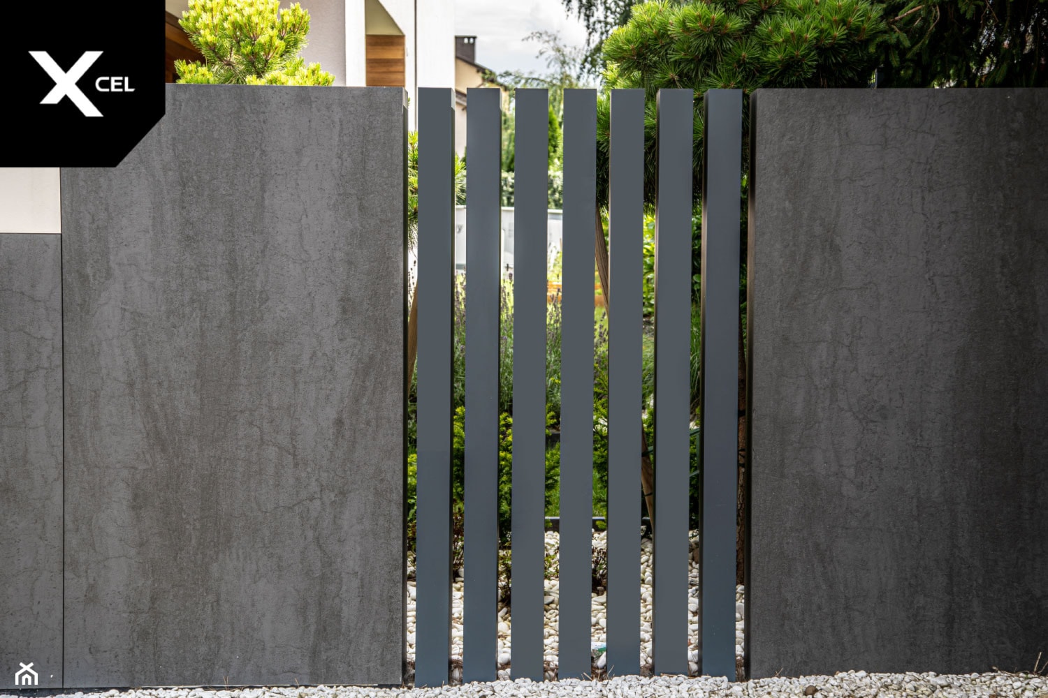 Pionowe ogrodzenie aluminiowe w kolorze grafitowym - zdjęcie od XCEL Ogrodzenia - Homebook