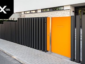 Pomarańczowa furtka i grafitowe aluminiowe słupki - zdjęcie od XCEL Ogrodzenia