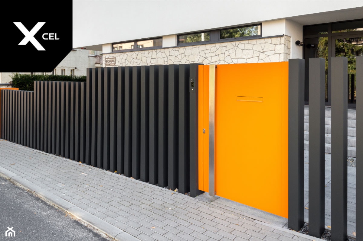Pomarańczowa furtka i grafitowe aluminiowe słupki - zdjęcie od XCEL Ogrodzenia - Homebook